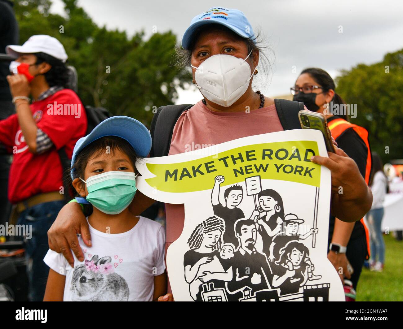 Washington, USA. September 2021. Immigrationsaktivisten versammeln sich am 21. September 2021 im US-Kapitol, um den Kongress dazu aufzufordern, Gesetze zur Unterstützung der Rechte von Einwanderern und der Klimagerechtigkeit in Washington, DC, zu verabschieden. (Foto: Matthew Rodier/Sipa USA) Quelle: SIPA USA/Alamy Live News Stockfoto