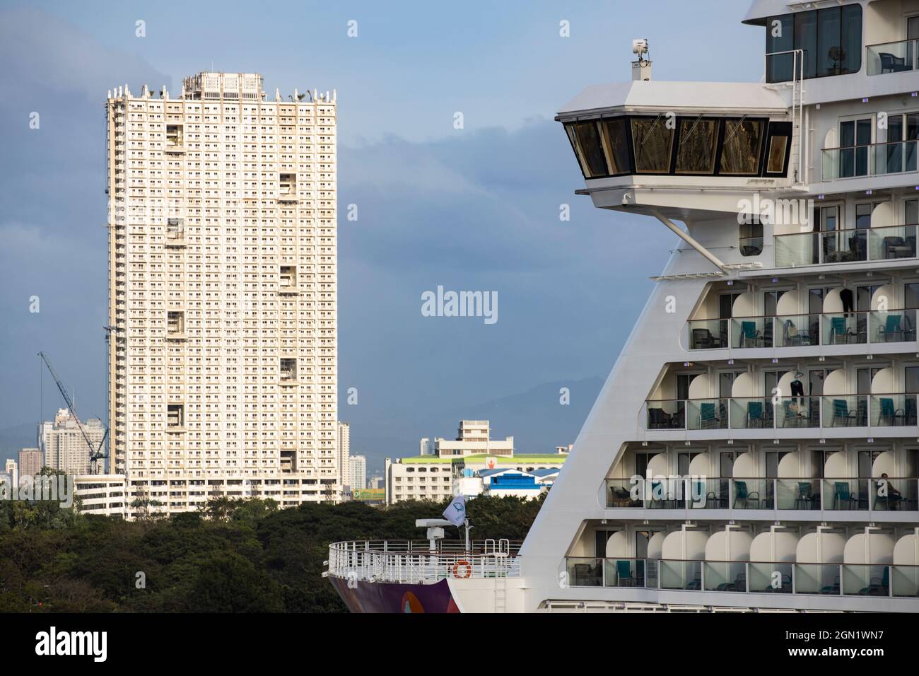 Wolkenkratzer und Vorderseite des Kreuzfahrtschiffs World Dream, Manila, National Capital Region, Philippinen, Asien Stockfoto