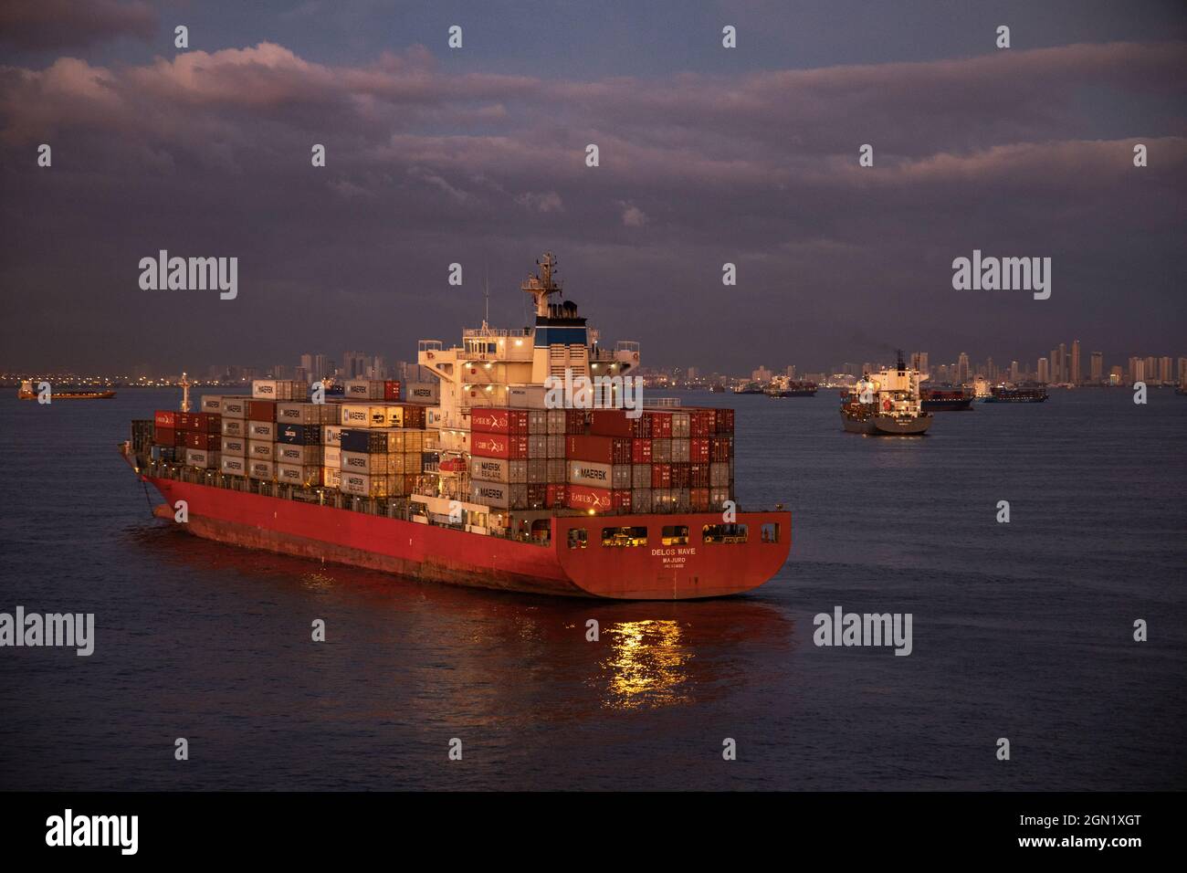 Containerschiff Delos Wave vor Anker im Abendlicht, Manila, National Capital Region, Philippinen, Asien Stockfoto