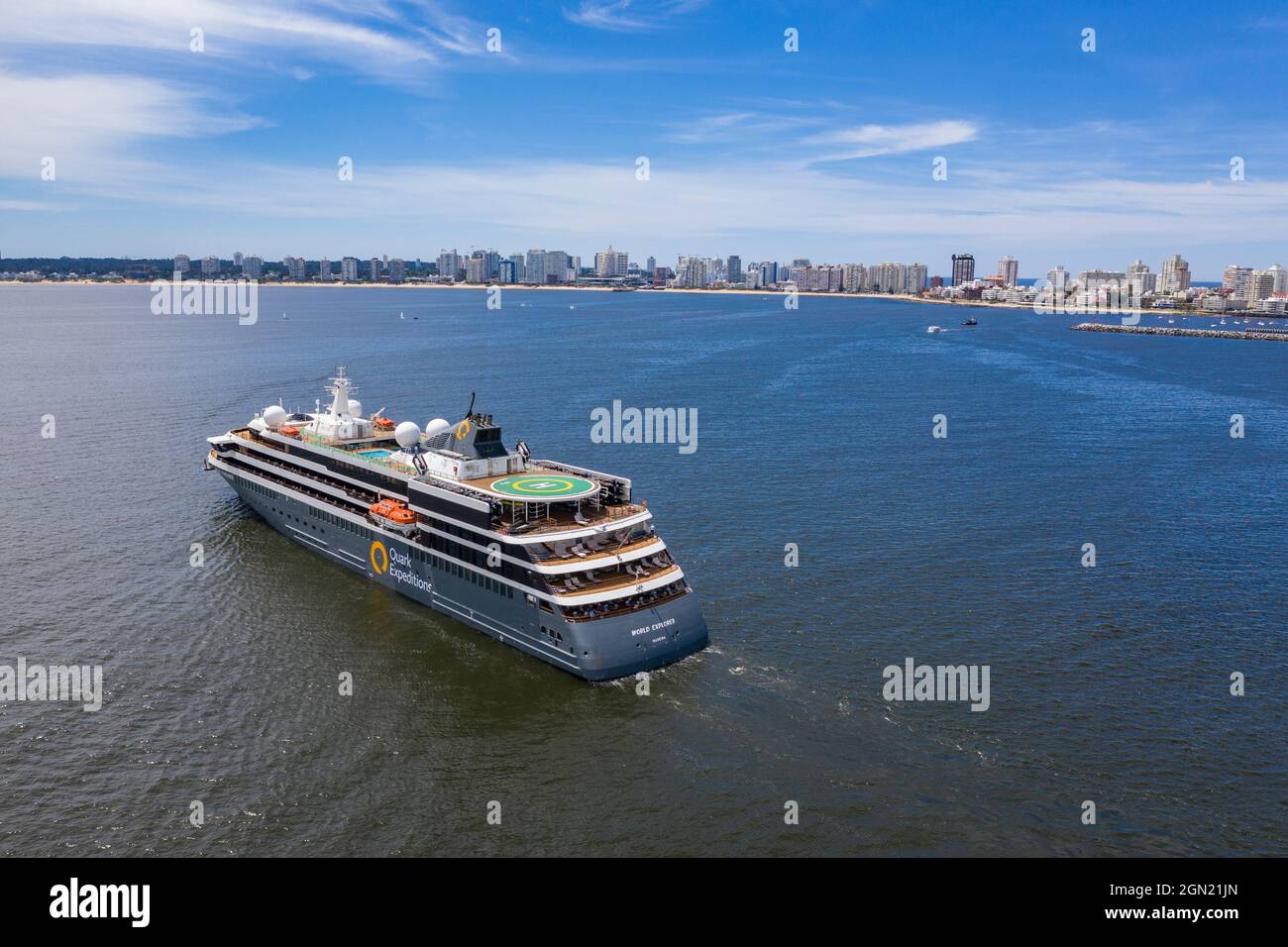 Luftaufnahme des Expeditionskreuzfahrtschiffes World Explorer (Nicko Cruises) mit Skyline der Stadt dahinter, Punta del Este, Maldonado Department, Uruguay, South am Stockfoto