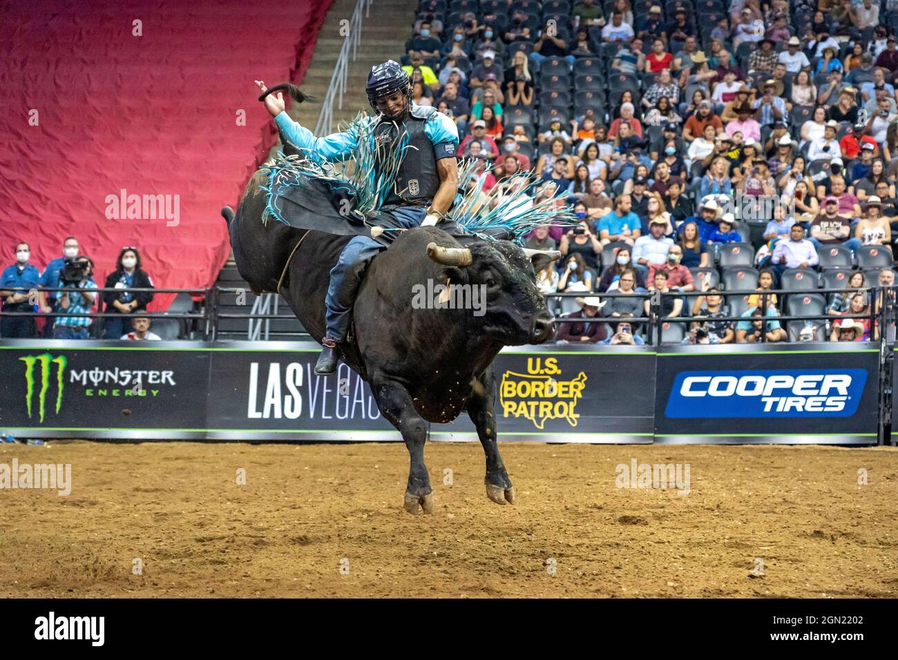 NEWARK, NJ - SEPTEMBER 19: Junior Patrik Souza fährt Mr. Nasty während der Professional Bull Riders 2021 Entfesseln Sie das Beast-Event im Prudential Center o Stockfoto