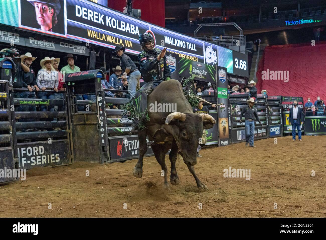 NEWARK, NJ - 19. SEPTEMBER: Derek Kolbaba reitet während der Professional Bull Riders 2021 hoch im Prudential Center auf S Stockfoto