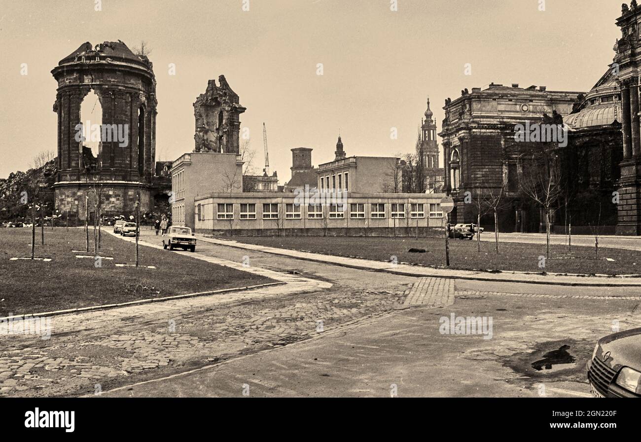 04-04-1986, Dresden, ehemals DDR, Blick auf die Ruinen der Frauenkirche, im Hintergrund Teile des Residenzschloss und St. Trinitatis, in der Fotothek Stockfoto