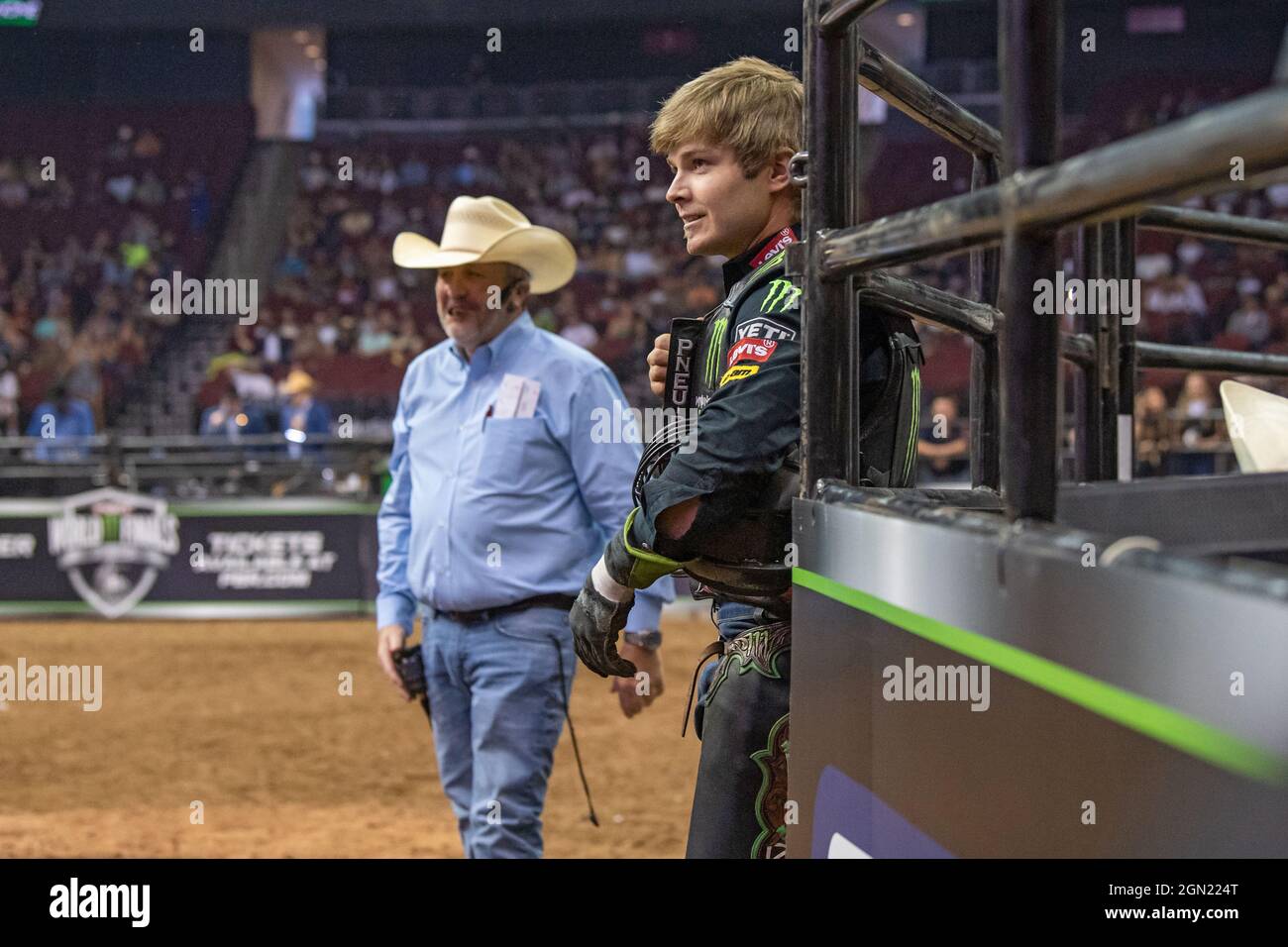 NEWARK, NJ - 19. SEPTEMBER: Derek Kolbaba reitet Cooter Brown während der Professional Bull Riders 2021 Entfesseln Sie das Beast-Event im Prudential Center auf S Stockfoto