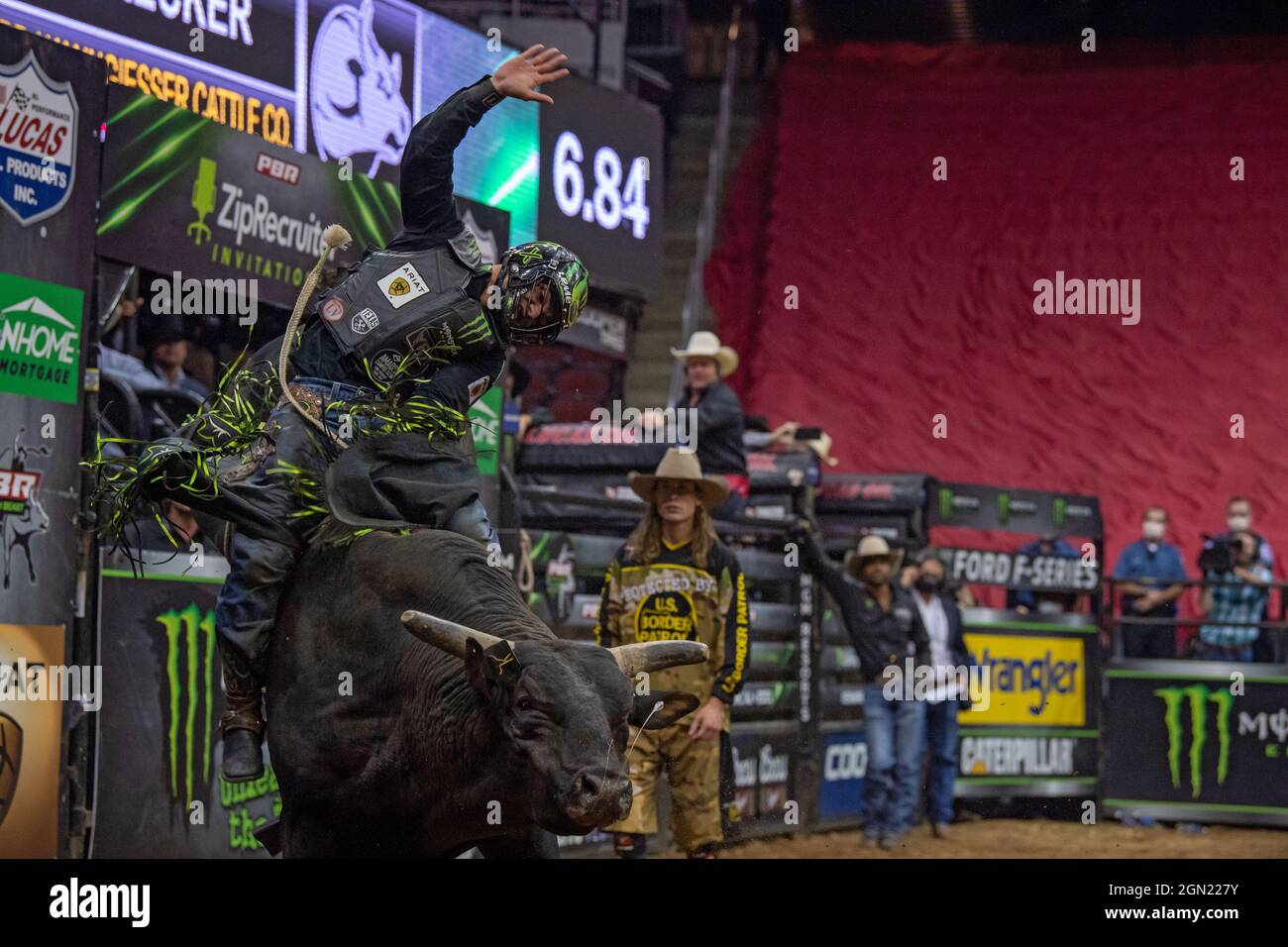 NEWARK, NJ - 19. SEPTEMBER: Jose Vitor Leme reitet Heimwracker während der Professional Bull Riders 2021 Entfesseln Sie das Beast-Event im Prudential Center auf Stockfoto