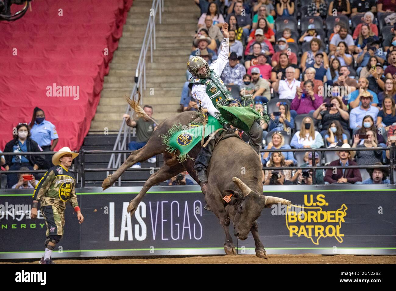 NEWARK, NJ - 19. SEPTEMBER: Cooper Davis reitet DJ Long John während des Professional Bull Riders 2021 Unleash The Beast Events im Prudential Center auf SE Stockfoto