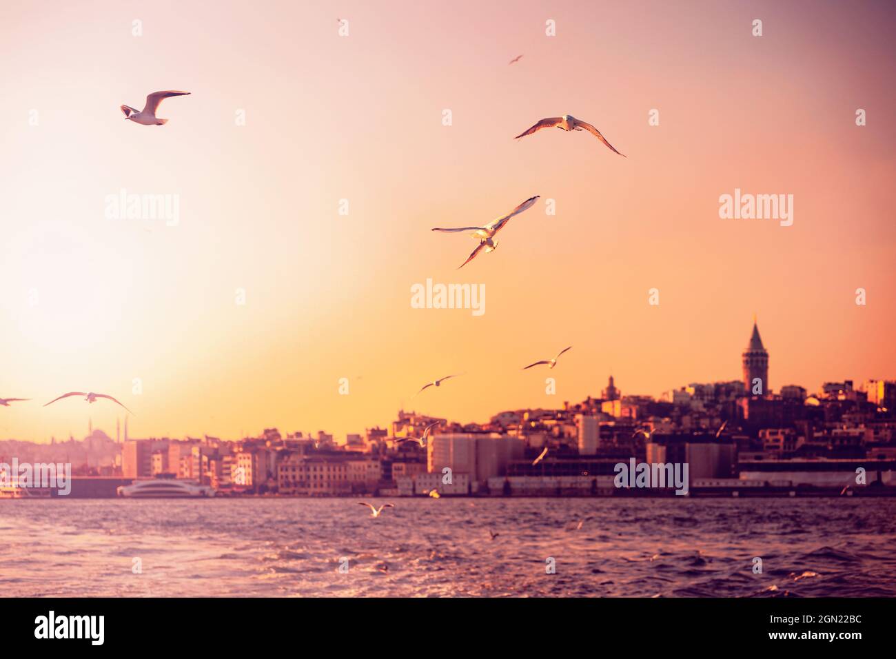 Blick auf die Taksim-Gegend und den Galata-Turm in Istanbul bei einem atemberaubenden Sonnenuntergang. Stockfoto
