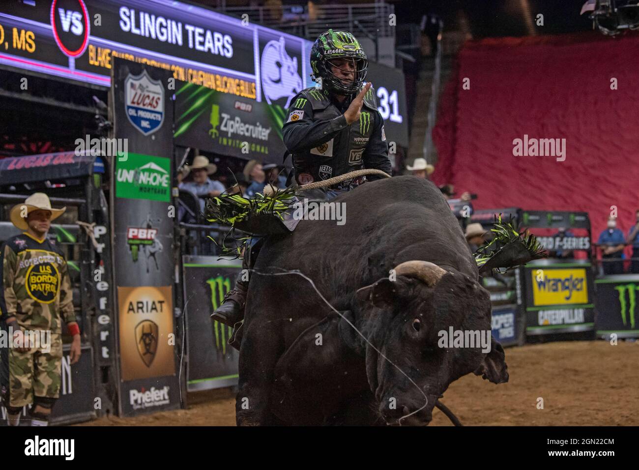 NEWARK, NJ - 19. SEPTEMBER: Jose Vitor Leme reitet Slingin Tränen während der Professional Bull Riders 2021 Entfesseln Sie das Beast-Event im Prudential Center o Stockfoto