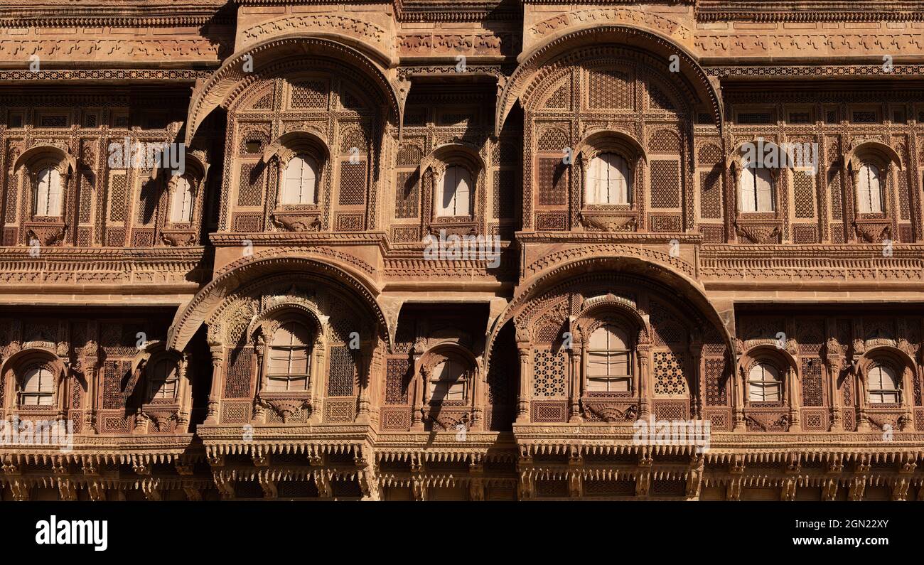 Traditionelle Rajasthan-Architektur aus gelbem Kalkstein mit komplizierten Kunstwerken des historischen Gebäudes "Patwon KI haveli" in Jaisalmer Indien. Stockfoto