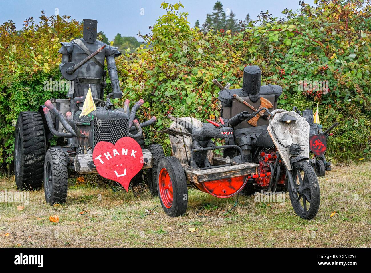 Skurrile Ritter auf Traktor, Motorrad und Kindertrike, Knight Road, Comox, British Columbia, Kanada Stockfoto