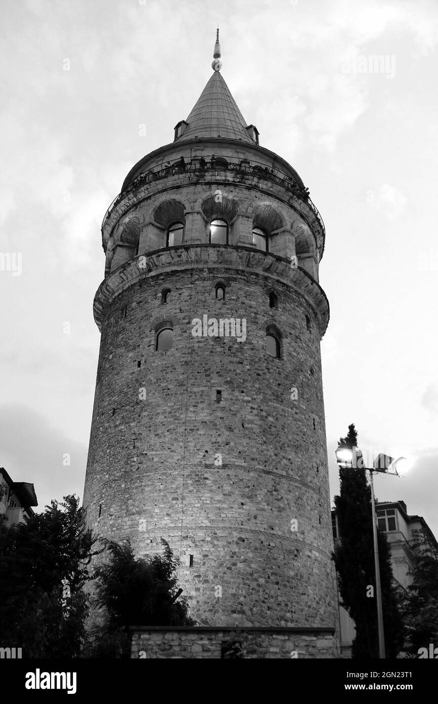 Grauer niedriger Winkel des Galata-Turms in Istanbul, Türkei Stockfoto