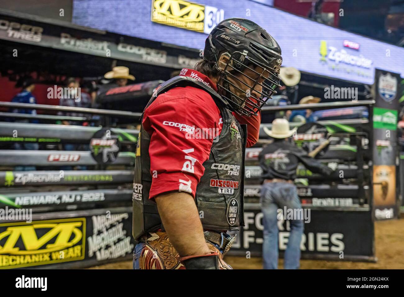 Newark, USA. September 2021. Silvano Alves reitet Cooter Brown während der Professional Bull Riders 2021 Entfesseln Sie das Beast-Event im Prudential Center in Newark. (Bild: © Ron Adar/SOPA Images via ZUMA Press Wire) Stockfoto