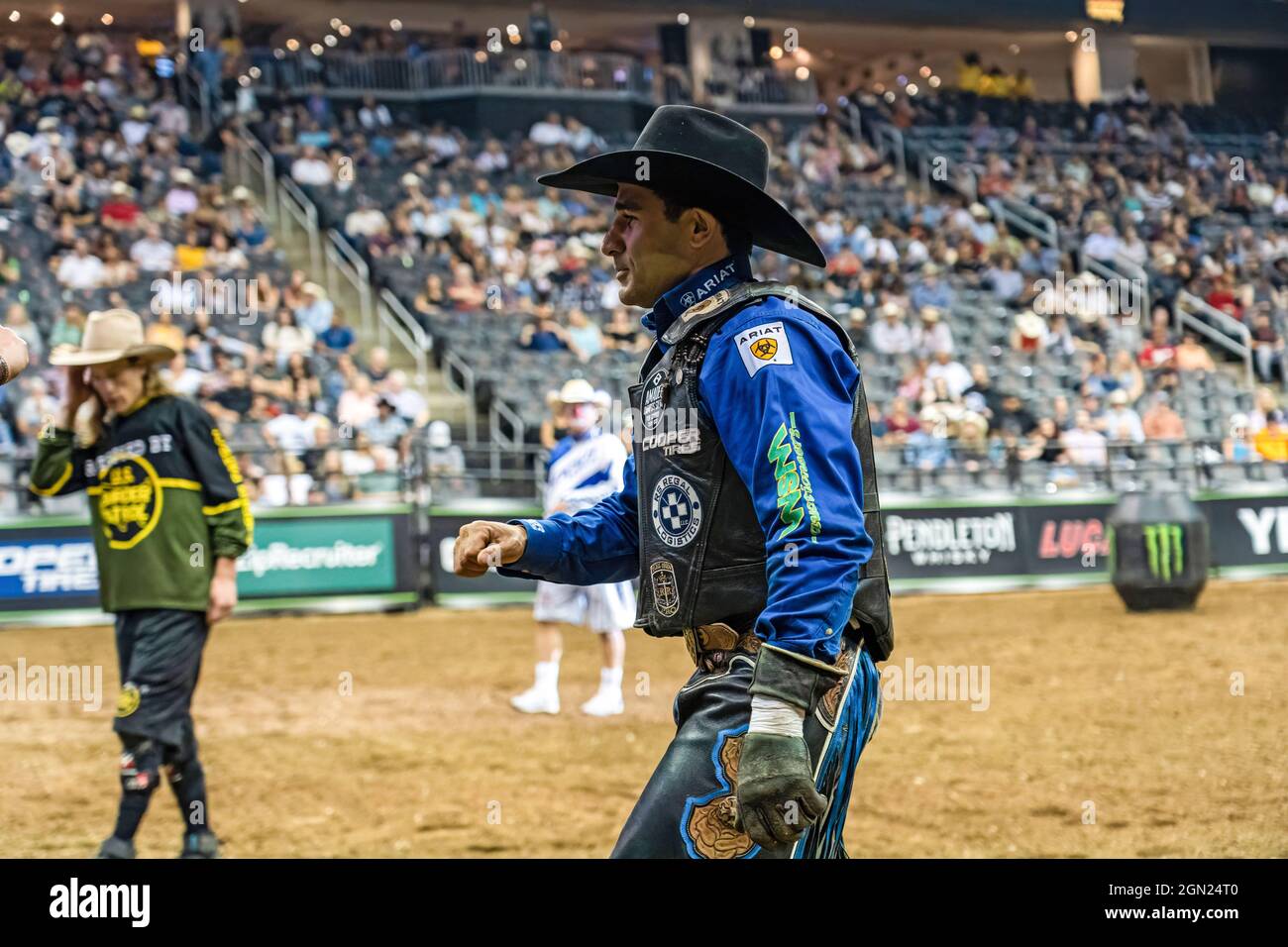 Newark, USA. September 2021. Joao Ricardo Vieira fährt La Grande während der Professional Bull Riders 2021 Entfesseln Sie das Beast-Event im Prudential Center in Newark. (Bild: © Ron Adar/SOPA Images via ZUMA Press Wire) Stockfoto