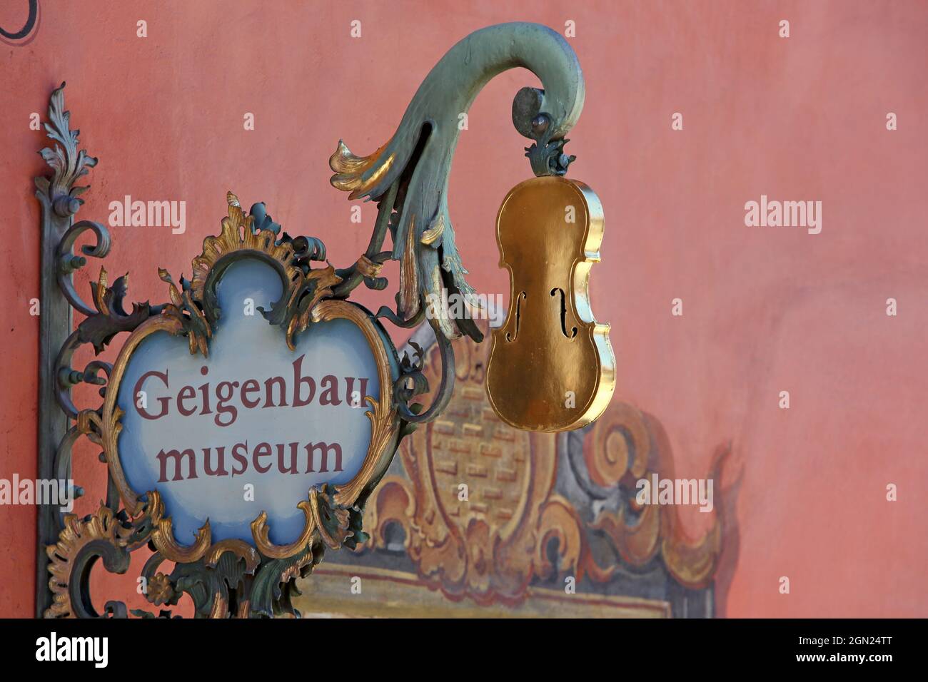 Schild des Geigenabumuseums in Mittenwald, Oberbayern, Bayern, Deutschland Stockfoto