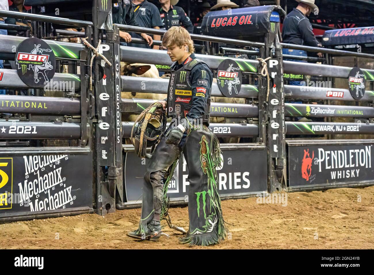 Newark, USA. September 2021. Derek Kolbaba reitet Godzilla während des Professional Bull Riders 2021 Unleash the Beast Events im Prudential Center in Newark. (Bild: © Ron Adar/SOPA Images via ZUMA Press Wire) Stockfoto