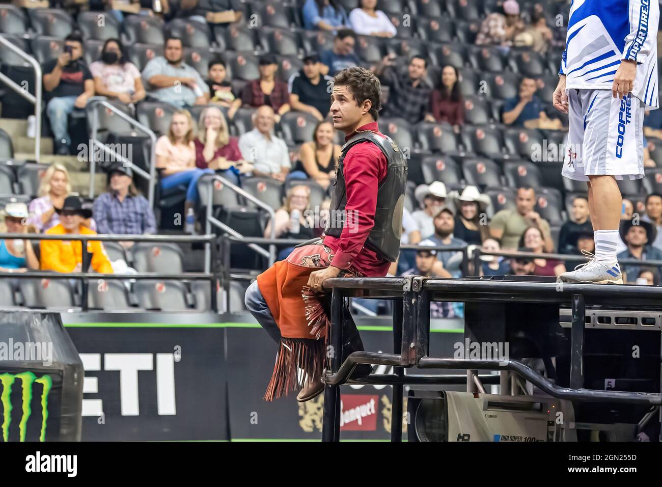Newark, USA. September 2021. Ramon de Lima reitet Dang IT während der Professional Bull Riders 2021 Unleash the Beast Veranstaltung im Prudential Center in Newark. (Bild: © Ron Adar/SOPA Images via ZUMA Press Wire) Stockfoto