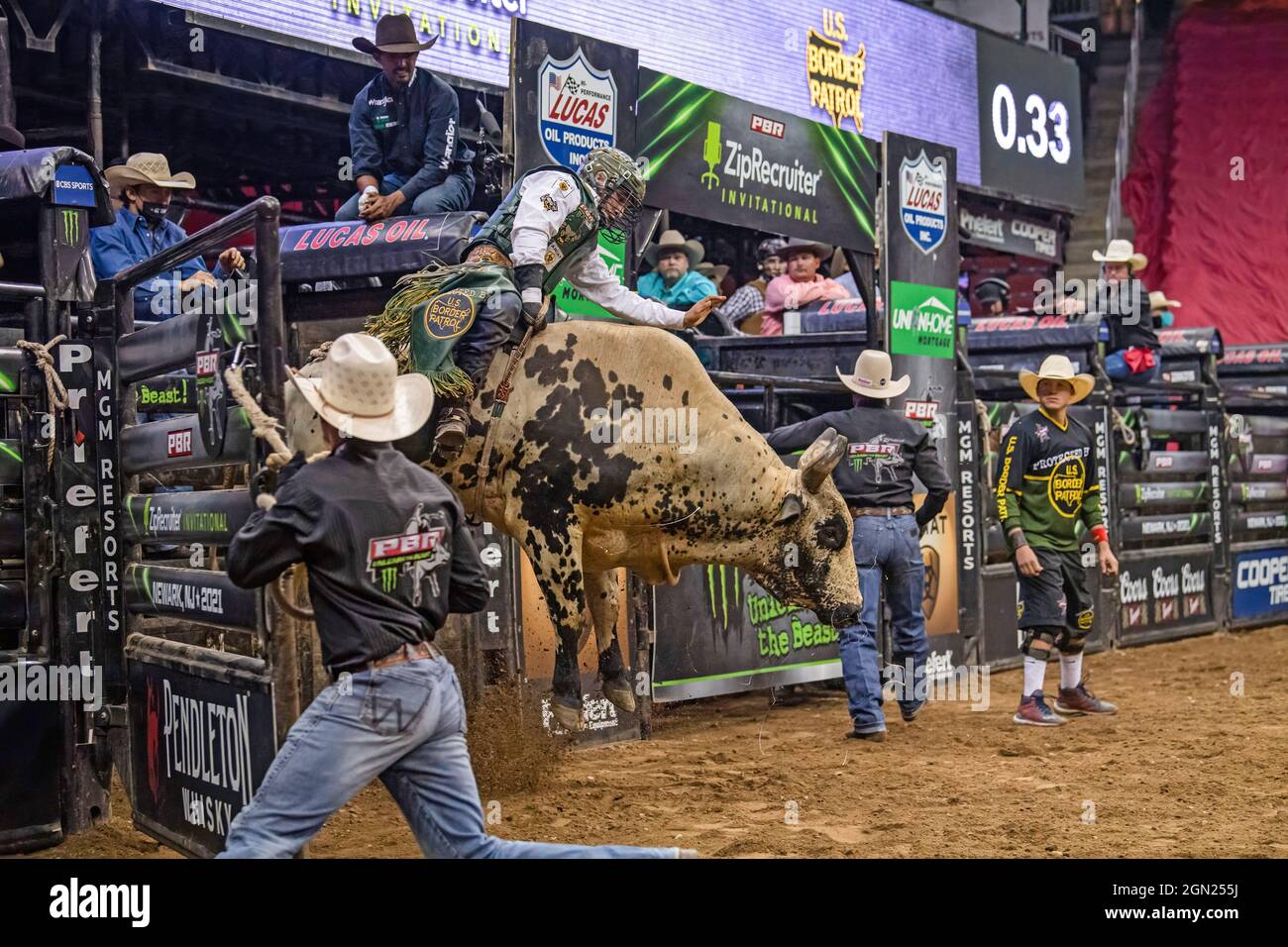 Newark, USA. September 2021. Andrew Alvidrez reitet auf Satans Samen während des Professional Bull Riders 2021 Unleash the Beast Events im Prudential Center in Newark. (Bild: © Ron Adar/SOPA Images via ZUMA Press Wire) Stockfoto
