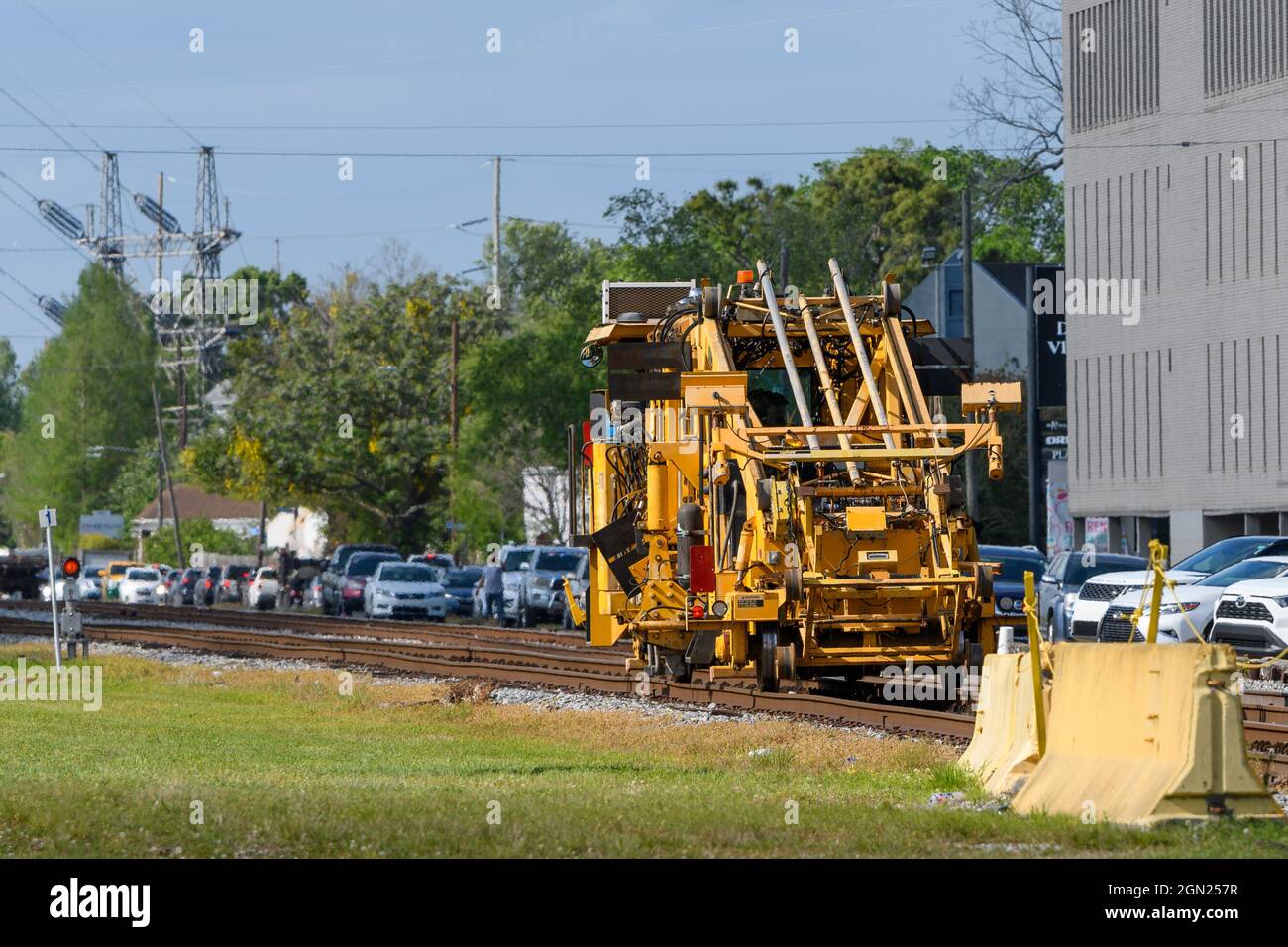 NEW ORLEANS, LA, USA - 6. APRIL 2021: Eisenbahnwartungsfahrzeug für den öffentlichen Gürtel von New Orleans Stockfoto