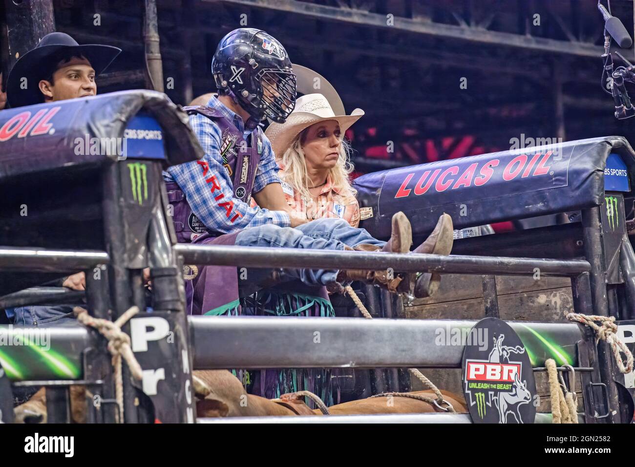 Newark, USA. September 2021. Thiago Salgado reitet Leroy während der Professional Bull Riders 2021 Entfesseln Sie das Beast-Event im Prudential Center in Newark. (Bild: © Ron Adar/SOPA Images via ZUMA Press Wire) Stockfoto