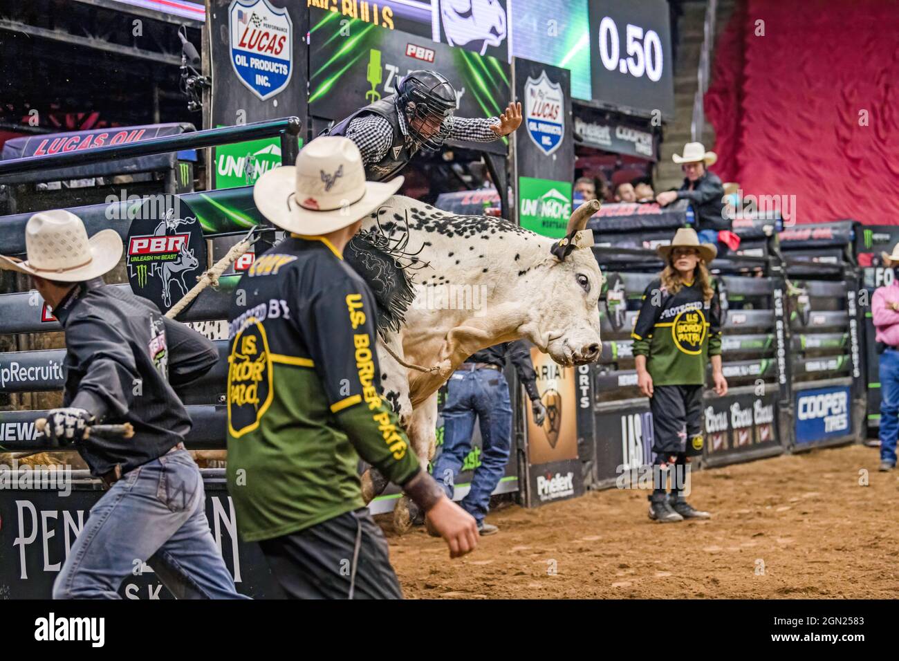 Newark, USA. September 2021. Austin Richardson Rides werden beim Professional Bull Riders 2021 Unleash the Beast Event im Prudential Center in Newark fies böse. (Bild: © Ron Adar/SOPA Images via ZUMA Press Wire) Stockfoto