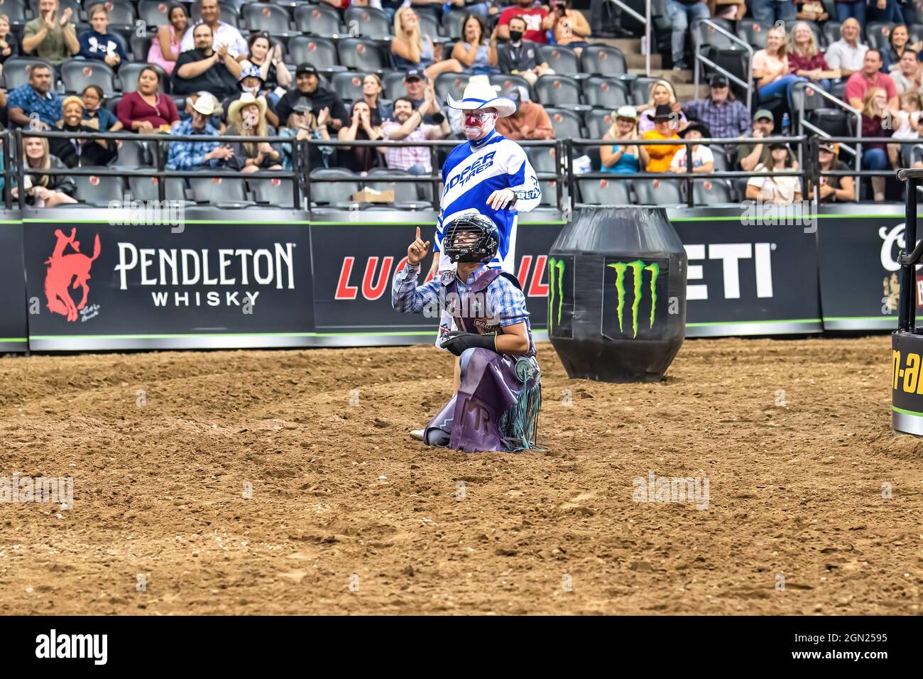 Newark, USA. September 2021. Thiago Salgado reitet Leroy während der Professional Bull Riders 2021 Entfesseln Sie das Beast-Event im Prudential Center in Newark. (Bild: © Ron Adar/SOPA Images via ZUMA Press Wire) Stockfoto