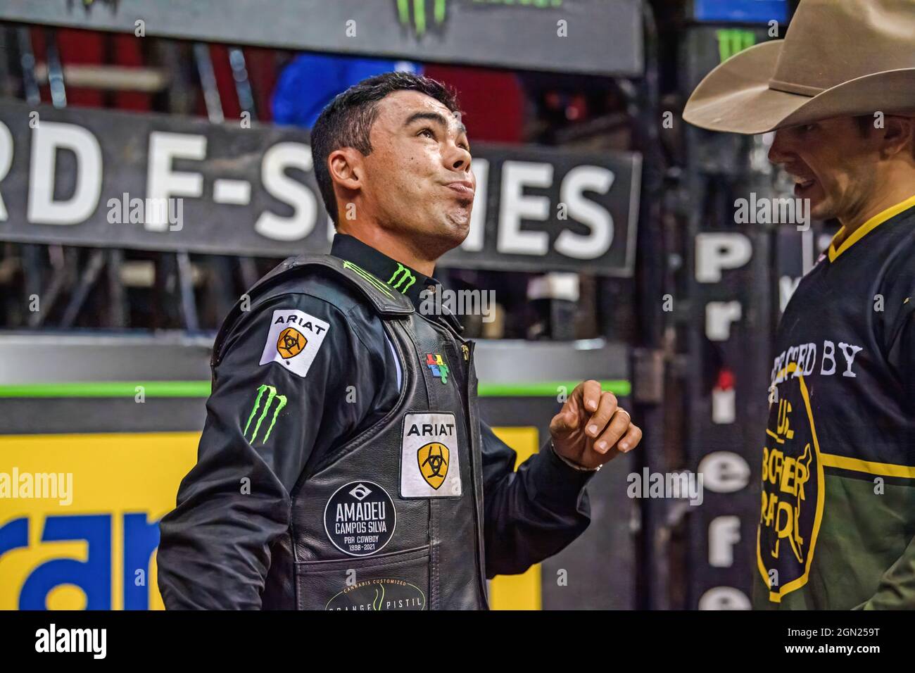Newark, USA. September 2021. Marco Eguchi reitet Heimwracker während der Professional Bull Riders 2021 Entfesseln Sie das Beast-Event im Prudential Center in Newark. (Bild: © Ron Adar/SOPA Images via ZUMA Press Wire) Stockfoto