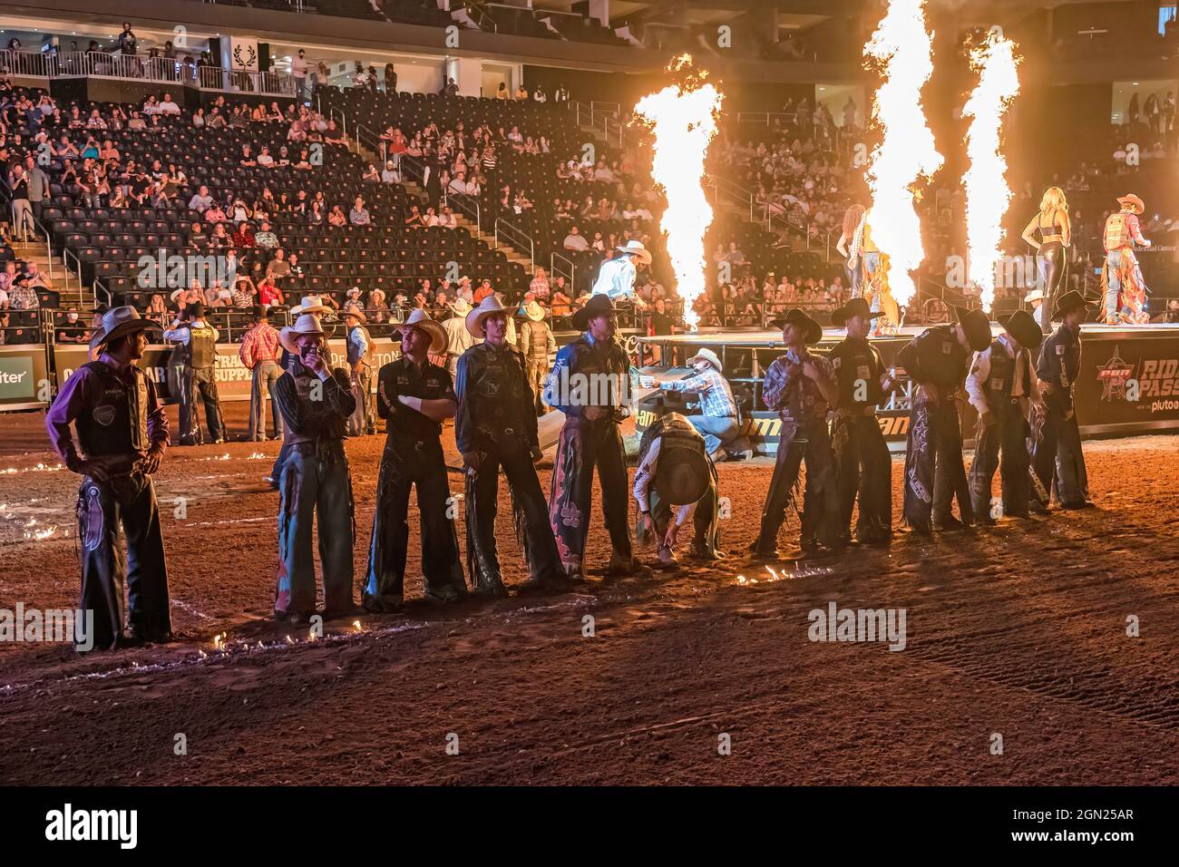 Newark, USA. September 2021. Riders Walk während der Eröffnungszeremonie von Professional Bull Riders 2021 Unleash the Beast Event im Prudential Center in Newark. (Bild: © Ron Adar/SOPA Images via ZUMA Press Wire) Stockfoto