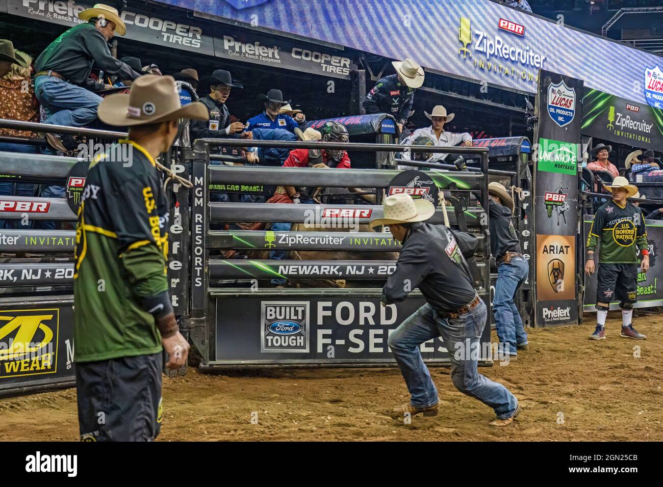 Newark, USA. September 2021. Silvano Alves reitet Cooter Brown während der Professional Bull Riders 2021 Entfesseln Sie das Beast-Event im Prudential Center in Newark. (Bild: © Ron Adar/SOPA Images via ZUMA Press Wire) Stockfoto