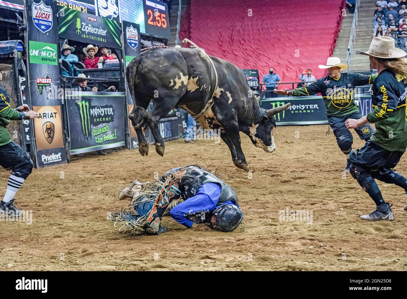 Newark, USA. September 2021. Dakota Louis reitet Jocker während des Professional Bull Riders 2021 Unleash the Beast Events im Prudential Center in Newark. (Bild: © Ron Adar/SOPA Images via ZUMA Press Wire) Stockfoto