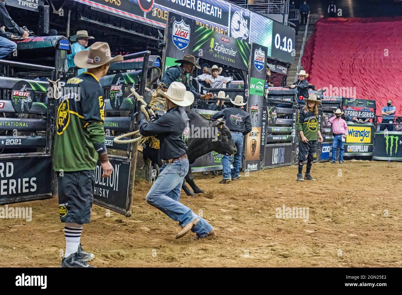 Newark, USA. September 2021. Lucas Divino reitet Border Breath während des Professional Bull Riders 2021 Unleash the Beast Events im Prudential Center in Newark. (Bild: © Ron Adar/SOPA Images via ZUMA Press Wire) Stockfoto