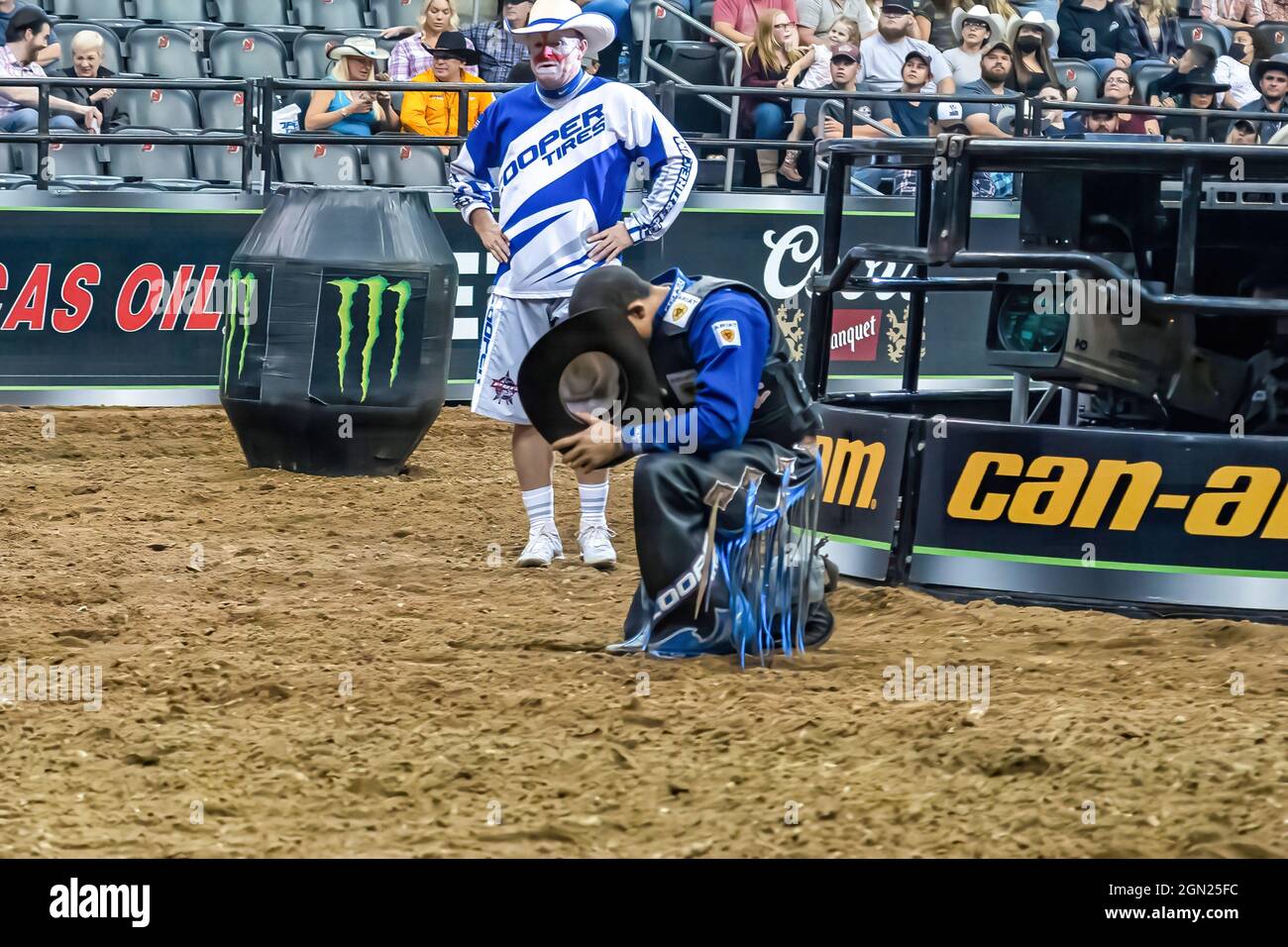 Newark, USA. September 2021. Eduardo Aparecido reitet Tiger während der Professional Bull Riders 2021 Entfesseln Sie das Beast-Event im Prudential Center in Newark. (Bild: © Ron Adar/SOPA Images via ZUMA Press Wire) Stockfoto