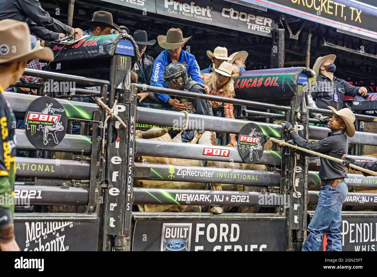 Newark, USA. September 2021. Boudreaux Campbell reitet Mad Calvin während der Professional Bull Riders 2021 Entfesseln Sie das Beast-Event im Prudential Center in Newark. (Bild: © Ron Adar/SOPA Images via ZUMA Press Wire) Stockfoto