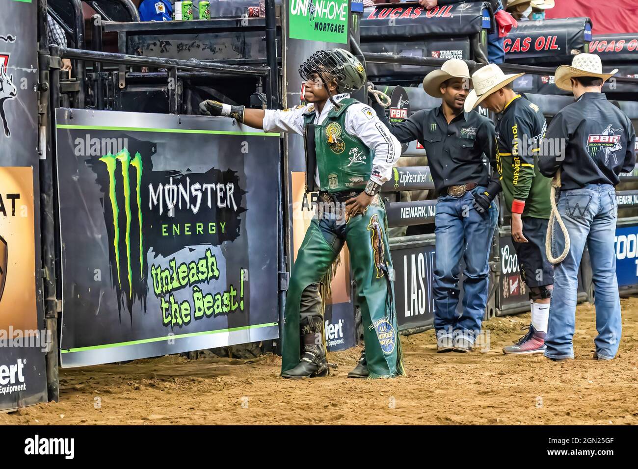 Newark, USA. September 2021. Keyshawn Whitehorse reitet Buckeye Bill während der Professional Bull Riders 2021 Entfesseln Sie das Beast-Event im Prudential Center in Newark. (Bild: © Ron Adar/SOPA Images via ZUMA Press Wire) Stockfoto
