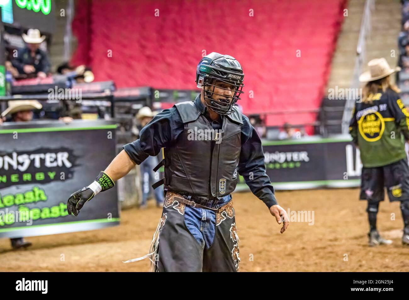 Newark, USA. September 2021. Rafael Henrique dos Santos reitet Step That Step während der Professional Bull Riders 2021 Entfesseln Sie das Beast-Event im Prudential Center in Newark. (Bild: © Ron Adar/SOPA Images via ZUMA Press Wire) Stockfoto