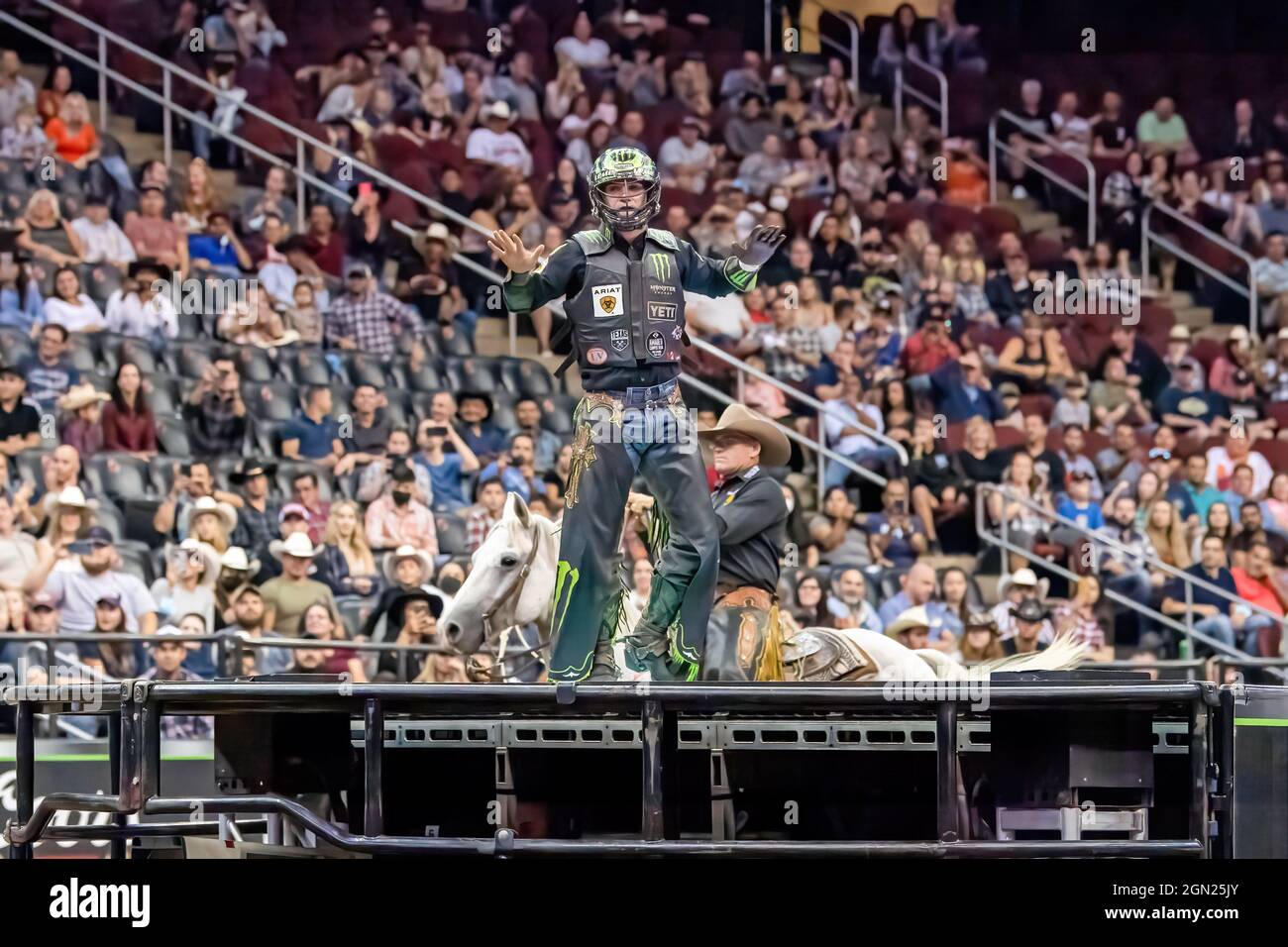Newark, USA. September 2021. Jose Vitor Leme reitet das A-Team während des Professional Bull Riders 2021 Unleash the Beast Events im Prudential Center in Newark. (Bild: © Ron Adar/SOPA Images via ZUMA Press Wire) Stockfoto