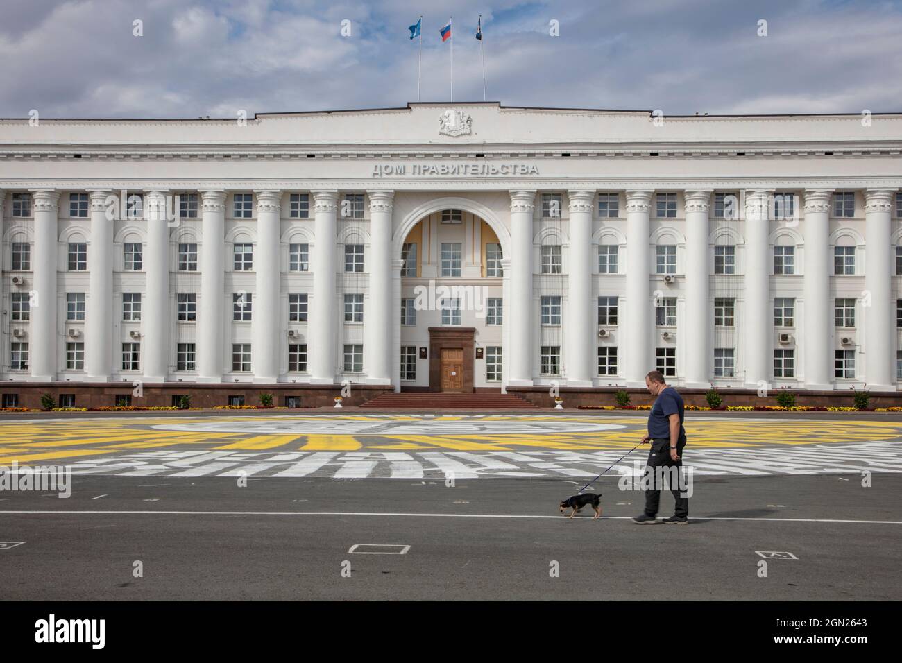 Mann und Hund gehen auf dem Lenin-Platz, Uljanowsk, Uljanowsk-Bezirk, Russland, Europa Stockfoto