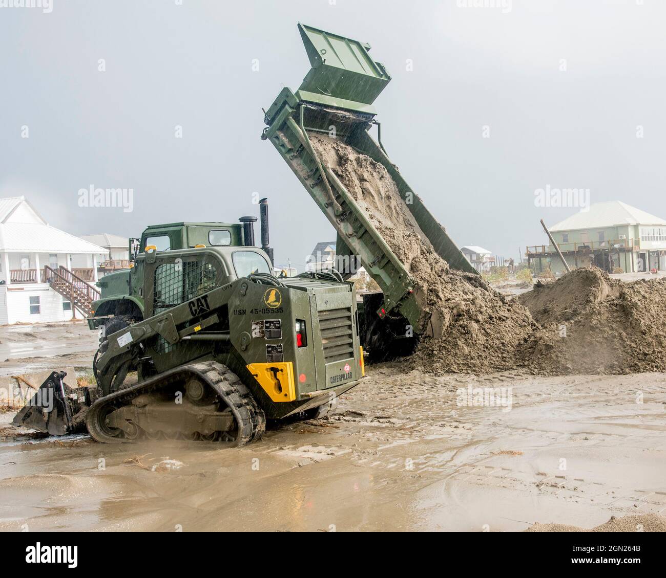 Seabees, die dem Naval Mobile Construction Bataillon (NMCB) 133 zugewiesen wurden, unterstützen bei der Straßenabräumung während der Katastrophenhilfe des Hurricks Ida in Grand Isle, La. NMCB 133 arbeitet unter der Verteidigungsunterstützung der Zivilbehörden (DSCA) zur Unterstützung der Nationalgarde von Louisiana und arbeitet als einziges Element der Marine zur Unterstützung der Katastrophenhilfe mit anderen Schwesterdiensten zusammen. Die Mission des NMCB 133 besteht darin, eine anpassungsfähige und skalierbare Naval Construction Force bereitzustellen, die eine wesentliche Komponente der US-Seeverkehrsstrategie bei der Ausführung hochwertiger Baumaßnahmen im Kampf, humanitärer Assis, darstellt Stockfoto