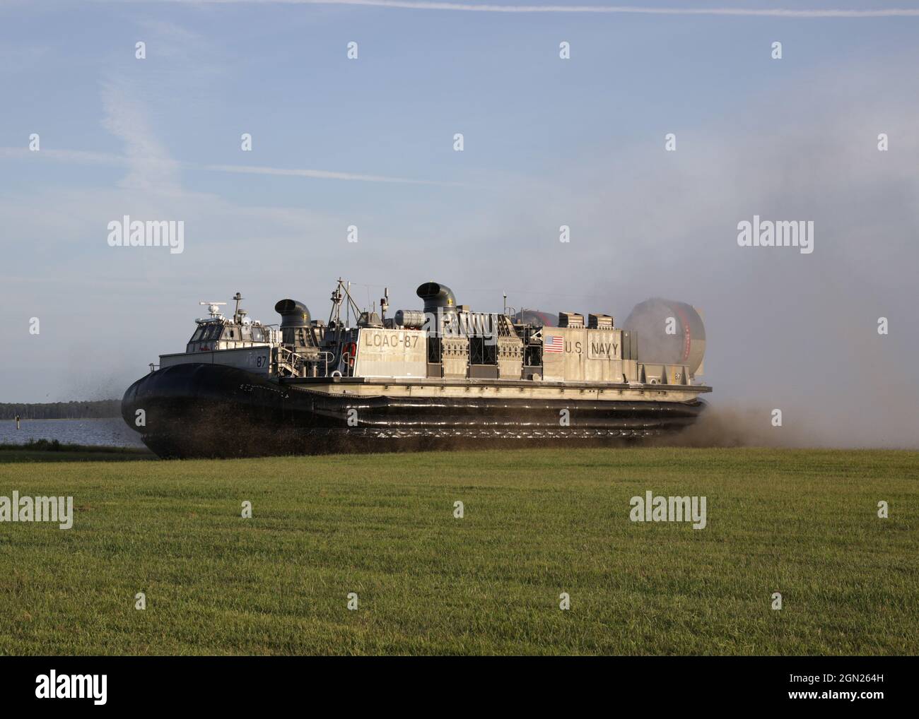 210921-N-PC620-0019 GELENKSOCKEL LANGLEY-EUSTIS, VA. (SEPT 21, 2021) Landing Craft, Air Cushion 87, angeschlossen an die Assault Craft Unit 4, die von der Joint Expeditionary Base Little Creek, Virginia, aus basiert, landet auf der Joint Base Langley-Eustis, Virginia, um eine Einsatzbereitschaft-Übung mit der Joint Task Force Civil Support, 21. September 2021, durchzuführen. Die Übung ermöglicht es JTF-CS, seine einzigartigen Fähigkeiten zu stärken, einschließlich der Fähigkeit, kurzfristig oder ohne Ankündigung in kargen Umgebungen einzusetzen, die in anderen Bundesbehörden oder im privaten Sektor nicht ohne weiteres verfügbar sind. Dies ermöglicht J Stockfoto