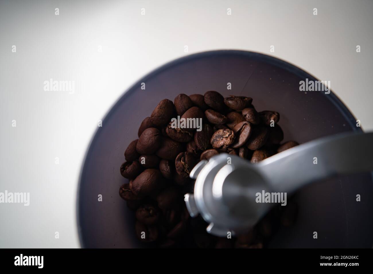 Geröstete Kaffeebohnen in einer Kaffeemühle Stockfoto