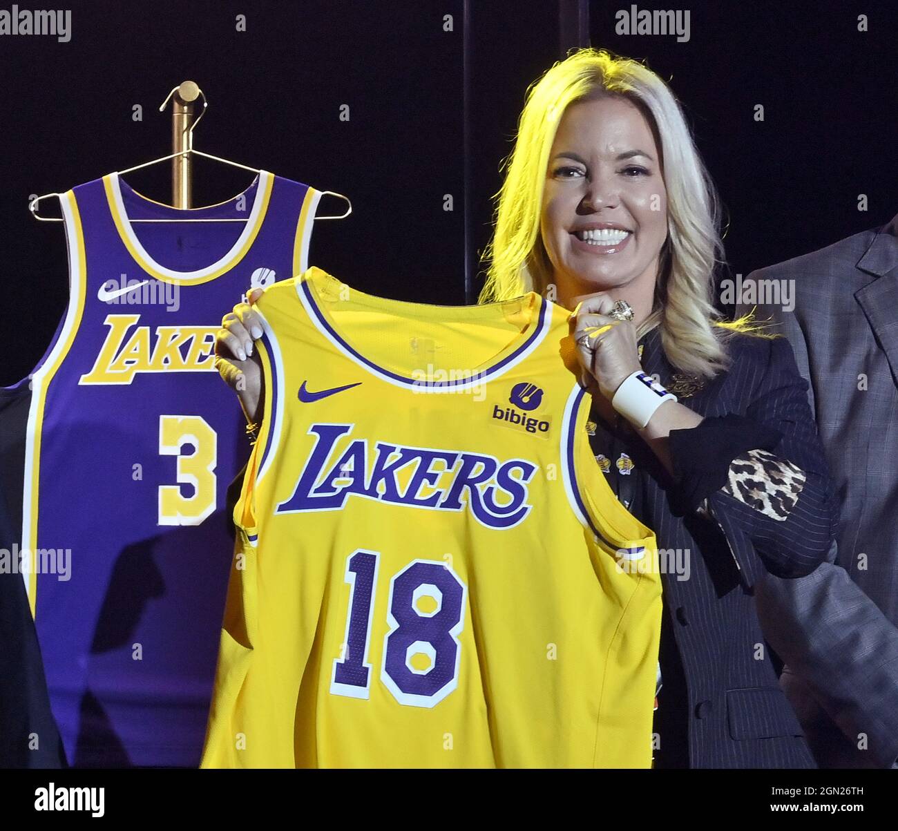 Jeanie Bus, CEO von Los Angeles Lakers, hält während der Auftaktveranstaltung des Teams ein neues Lakers-Trikot mit einem Bibigo-Patch, um am Montag, den 20. September 2021, eine neue globale Marketingpartnerschaft mit Bibigo, einem beliebten südkoreanischen Lebensmittelunternehmen, im UCLA Health Training Center in El Segundo, Kalifornien, anzukündigen. Vor der NBA-Saison 2017-18 setzte die NBA ihr Patch-Programm in Aktion, das es den NBA-Teams ermöglichte, ein kleines Quadrat (2.5 Zoll x 2.5 Zoll) auf der linken Schulter ihrer Trikots an externe Unternehmen zu vermieten. Die Partnerschaft der Lakers mit Bibigo mit einer Gesamteinhaberrate von 100 Millionen Euro ist jetzt der größte Jersey-Patch-Deal Stockfoto