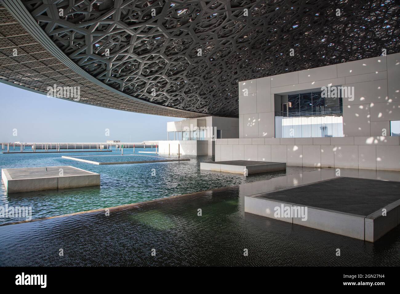 Außergewöhnliche Architektur im Louvre Abu Dhabi Museum, Abu Dhabi, Abu Dhabi, Vereinigte Arabische Emirate, Naher Osten Stockfoto