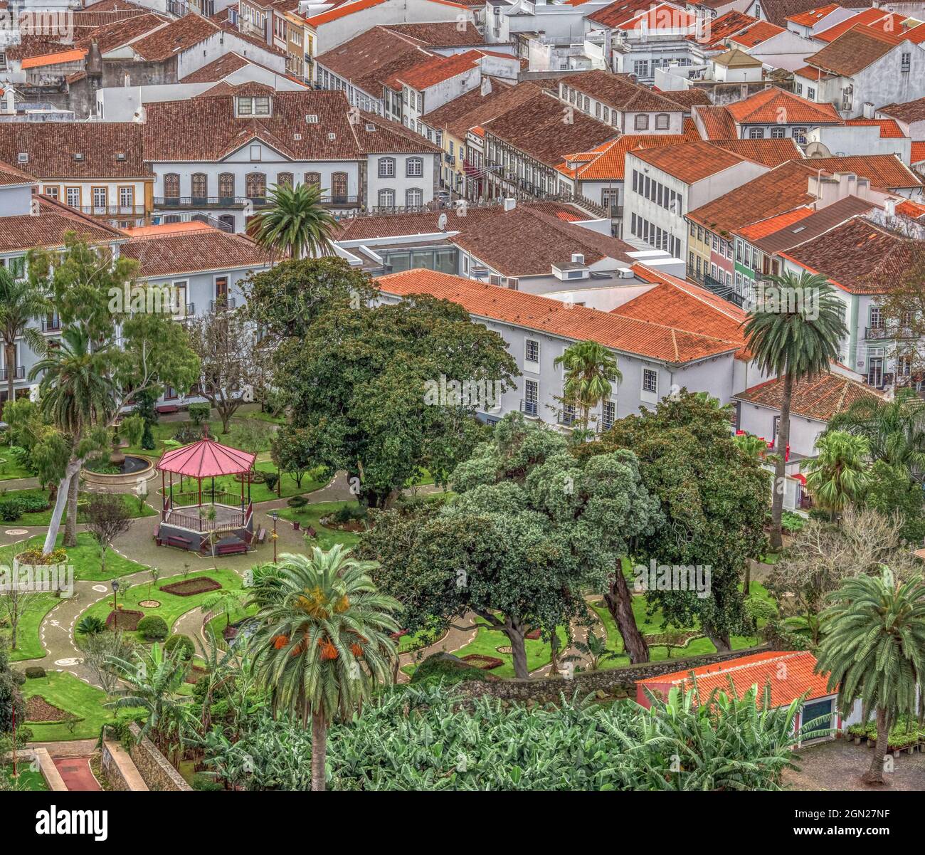 Blick von oben auf historische Gebäude und den Garten des Herzogs von Terceira (Jardim Duque da Terceira) in Angra do Heroismo auf der Terceira-Insel auf den Azoren. Stockfoto