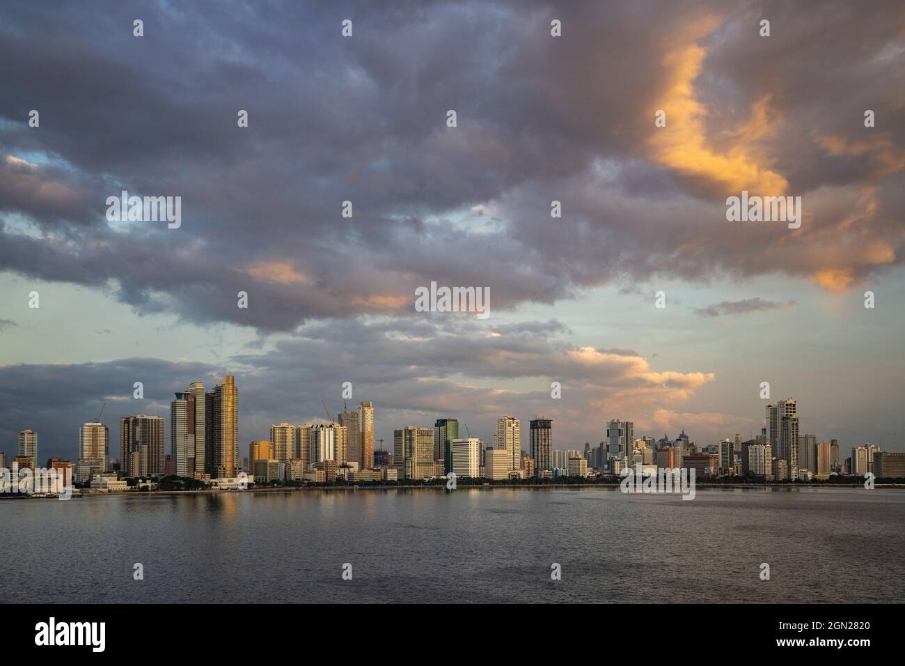 Skyline der Stadt bei Sonnenuntergang, Manila, National Capital Region, Philippinen, Asien Stockfoto