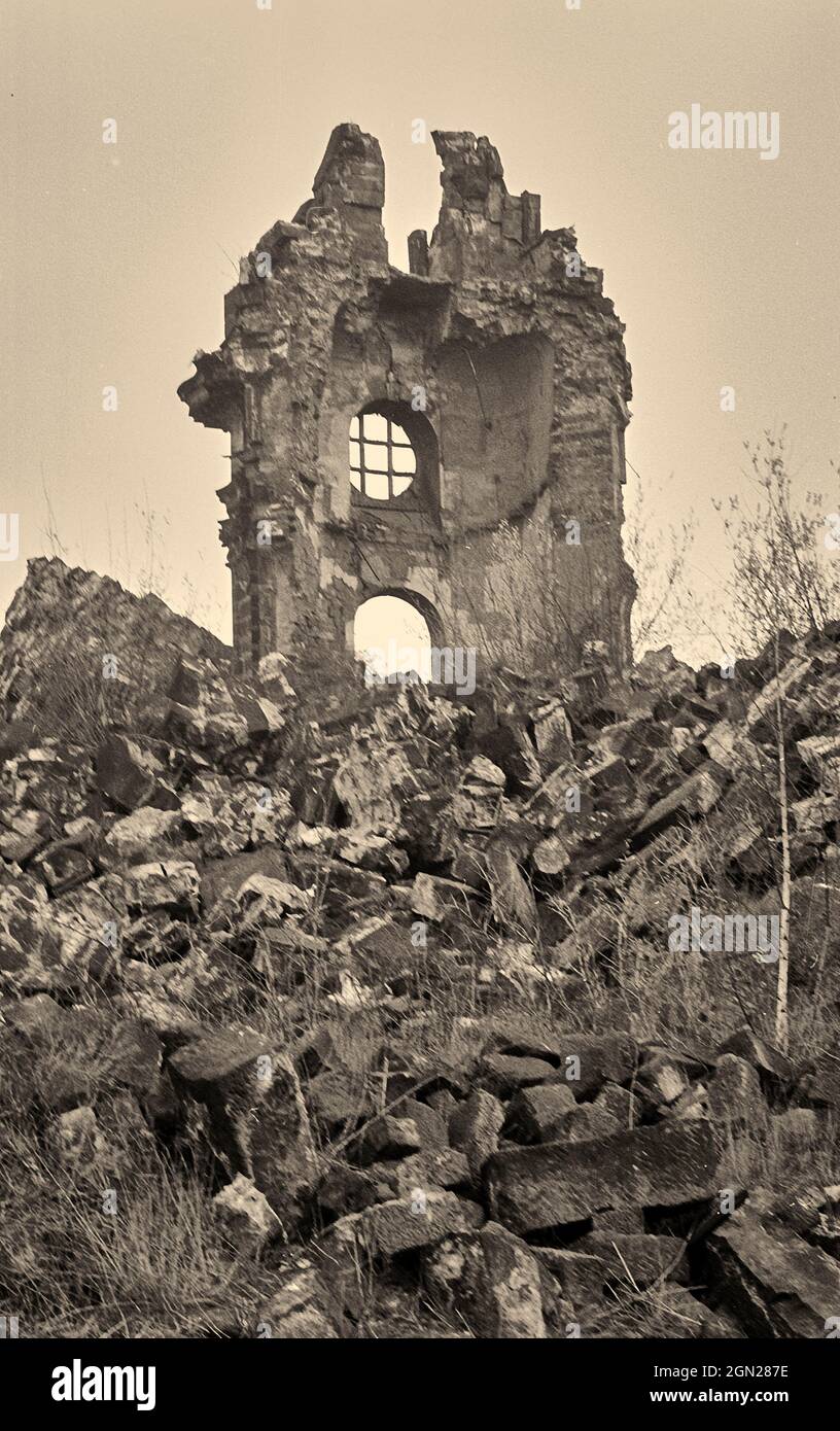 04-04-1986, Dresden, ehemals DDR, Ruinen der Frauenkirche, Blick über den Trümmerhaufen (Denkmal) durch das Chorfenster im Osten Stockfoto