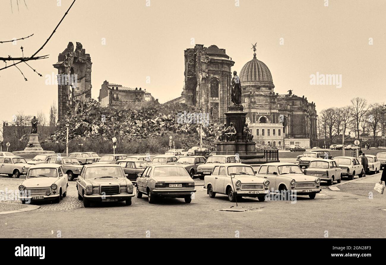 04-04-1986, Dresden, ehemals DDR, Blick auf die Ruinen der Frauenkirche, im Vordergrund das Martin-Luther-Denkmal, im Hintergrund die Universi Stockfoto