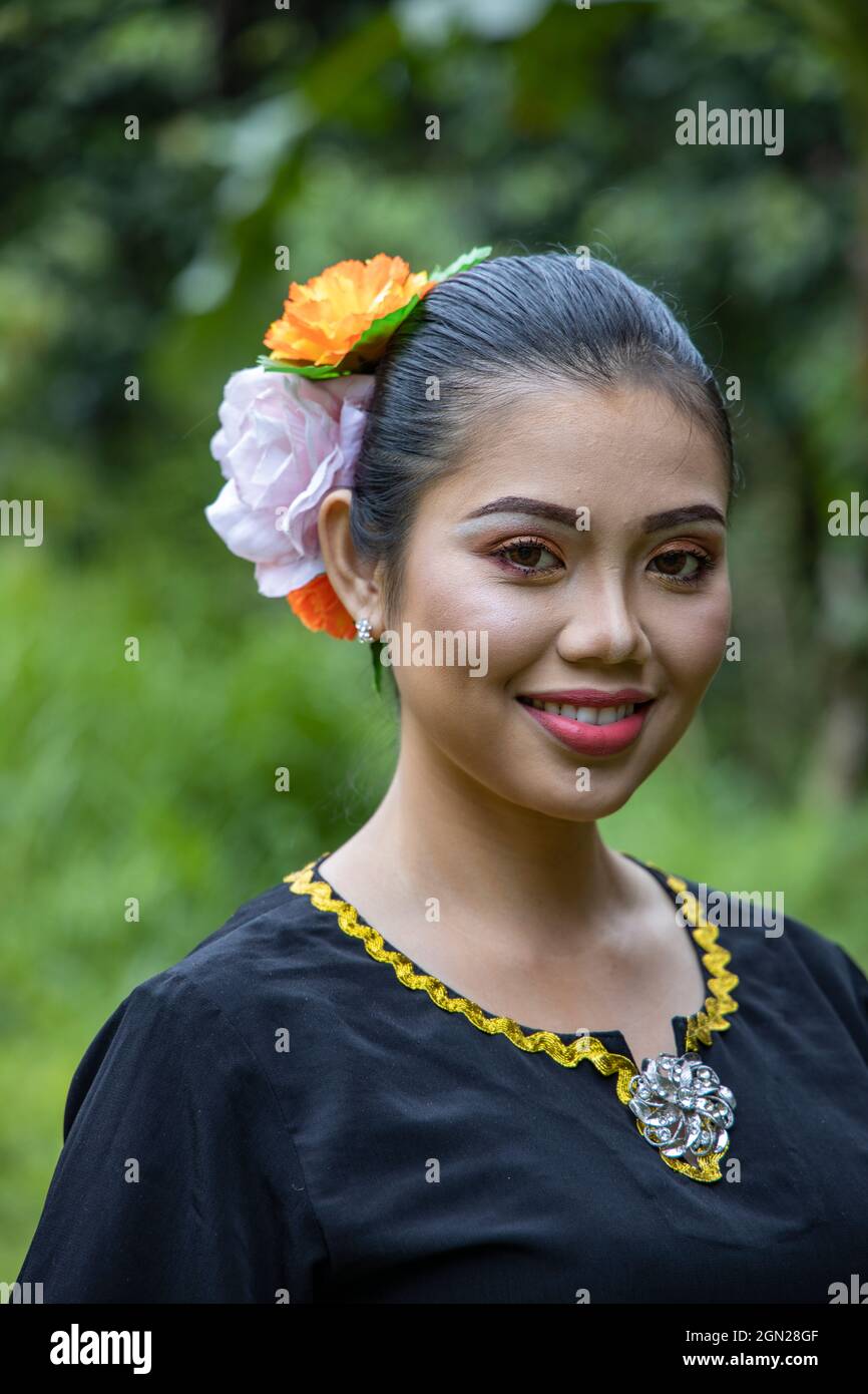 Porträt einer fröhlichen jungen Frau in traditioneller Tracht im Sarawak Kulturdorf, nahe Kuching, Sarawak, Borneo, Malaysia, Asien Stockfoto