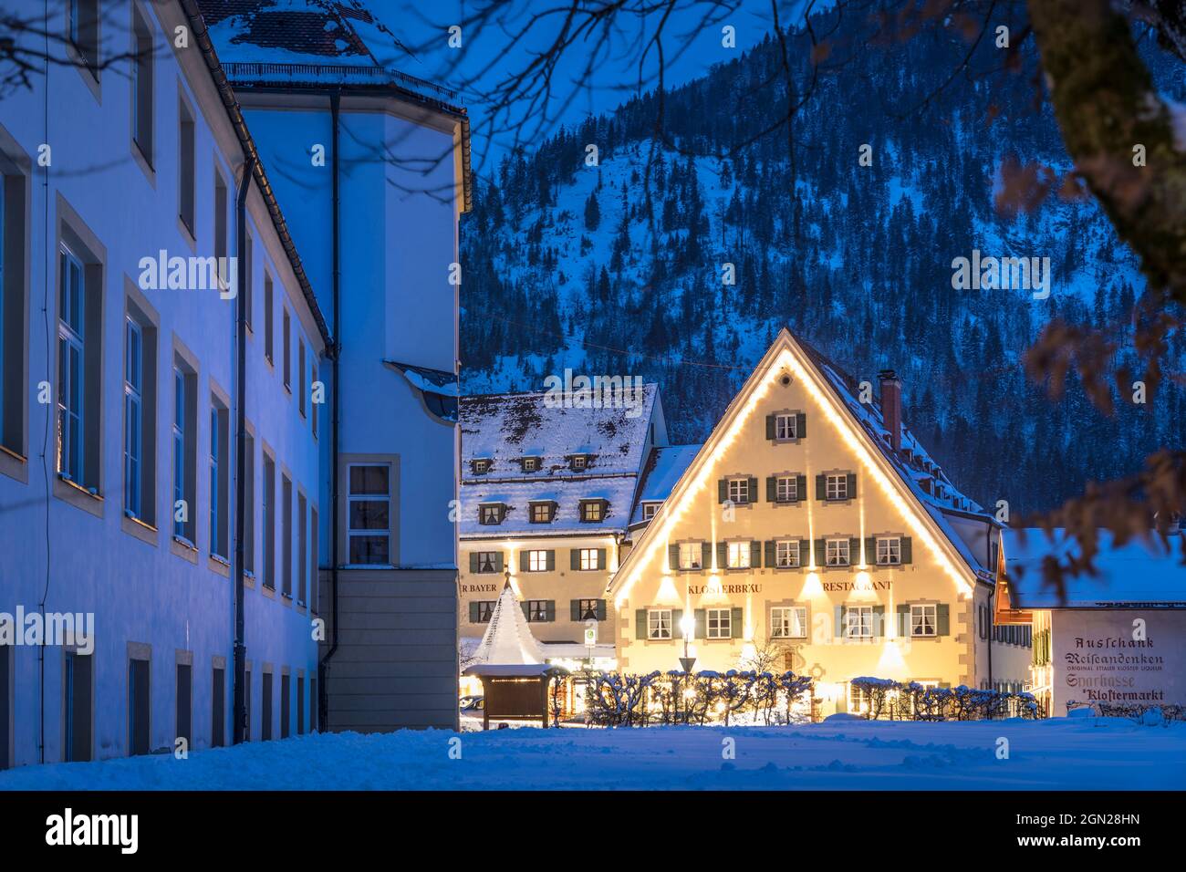 Klosterbräu im Benediktinerabtei Ettal zur blauen Stunde, Ettal, Oberbayern, Bayern, Deutschland Stockfoto