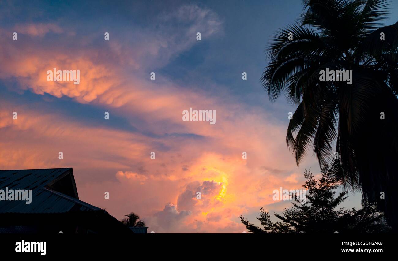 Szene des Himmels in der Dämmerung. Das Bild kann aufgrund von schlechten Lichtquellen Körner enthalten Stockfoto