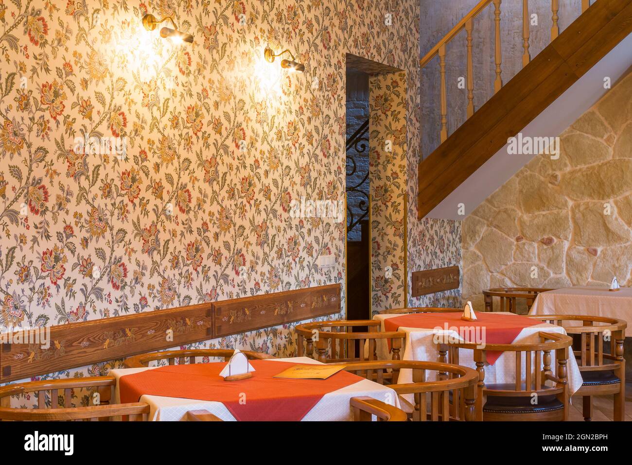 Leeres Restaurant-Interieur. Klassisches Design mit Holzmöbeln Stockfoto