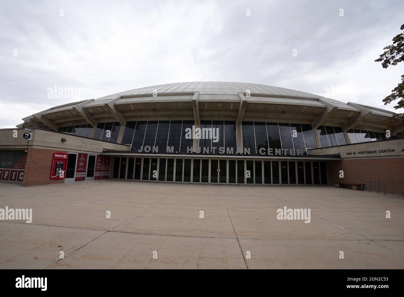 Eine allgemeine Ansicht des Jon M. Huntsman Center auf dem Campus der Universität von Utah, Samstag, 18. September 2021, in Salt Lake City. Die Arena ist das ho Stockfoto